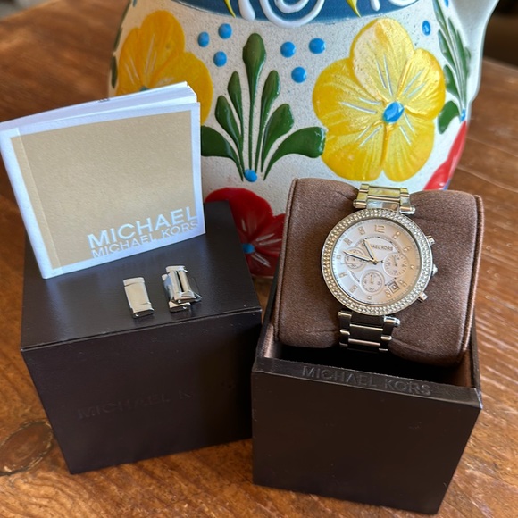 Michael Kors Silver-Tone Glitz Parker Watch - Picture 9 of 16